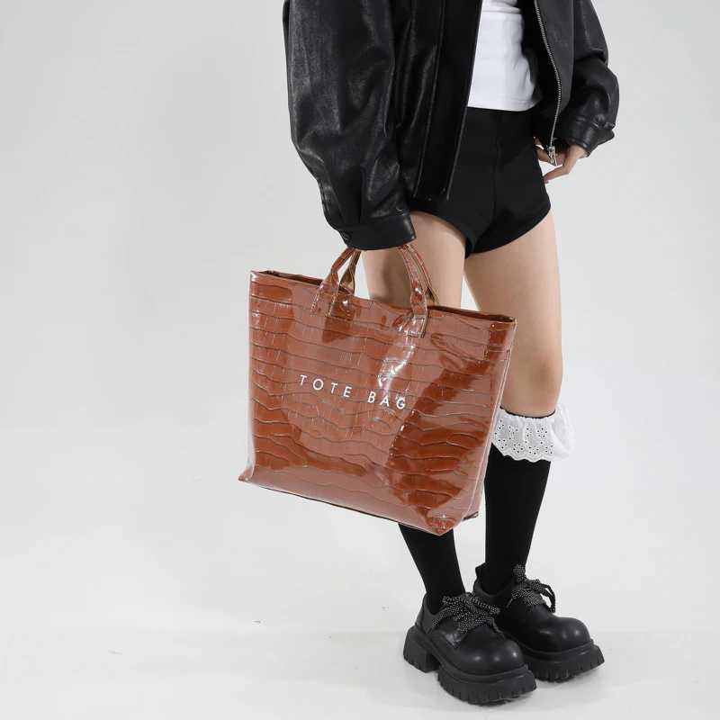 Crocodile Texture Tote BagPvc Kraft Paper Large Capacity Luxury Hobo HandbagWomen Casual Shopping Letters Top Handle Hand BagsL251023