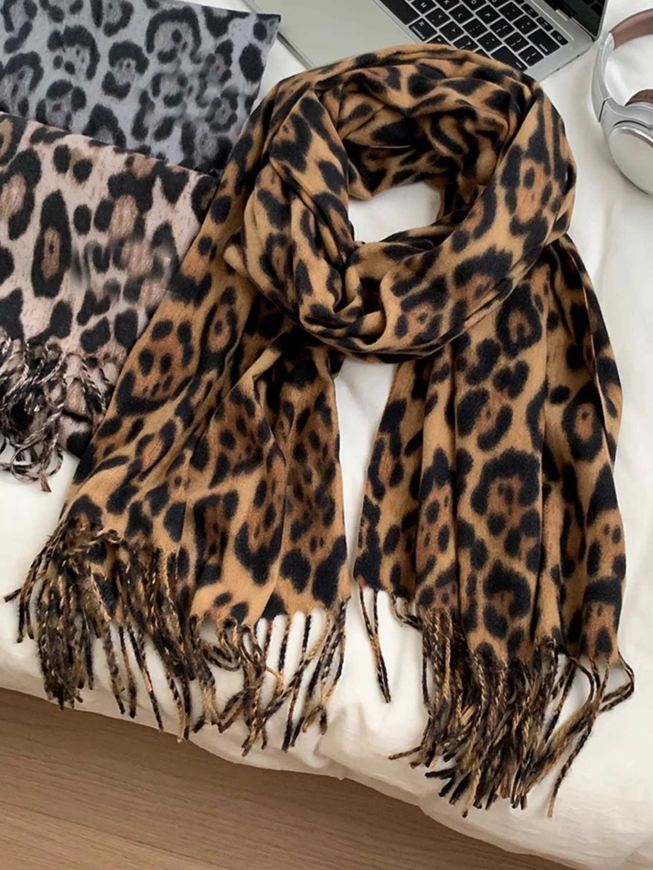 Autumn and Winter Imitation Cashmere Leopard Print Scarf Women Warm and Thick Scarf Retro Leopard Print With Tassel Large Shawl J251113