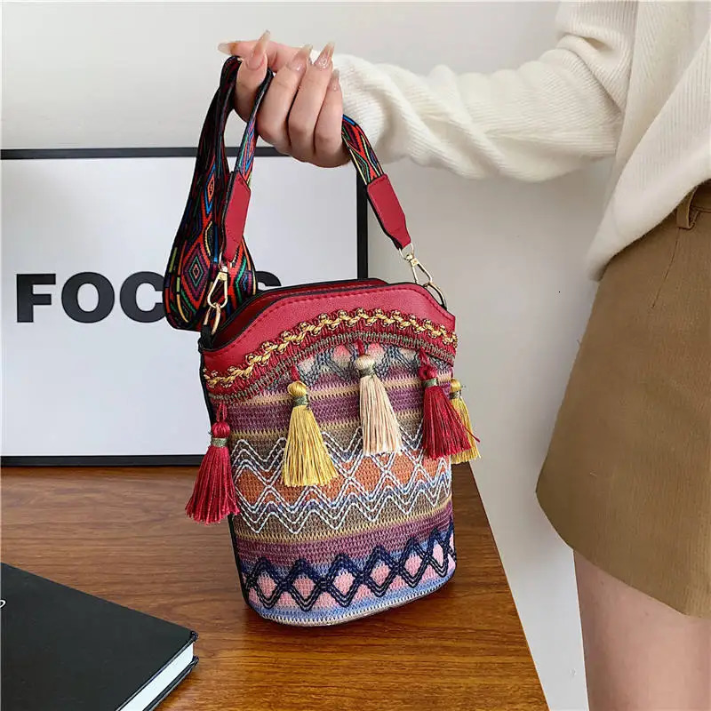 Bohemian Ethnic Style Niche n Woven Contrasting Tassel Bucket Diagonal Cross Single Shoulder Bag Womens Random Color 251018