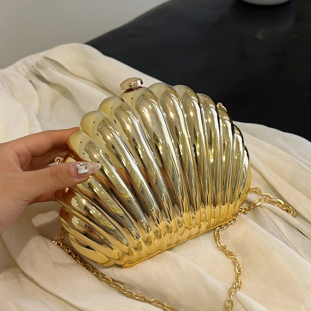 Mini shellshaped fashionable metal chain clutch simple solid color shoulder bag personality crossbody bag251023
