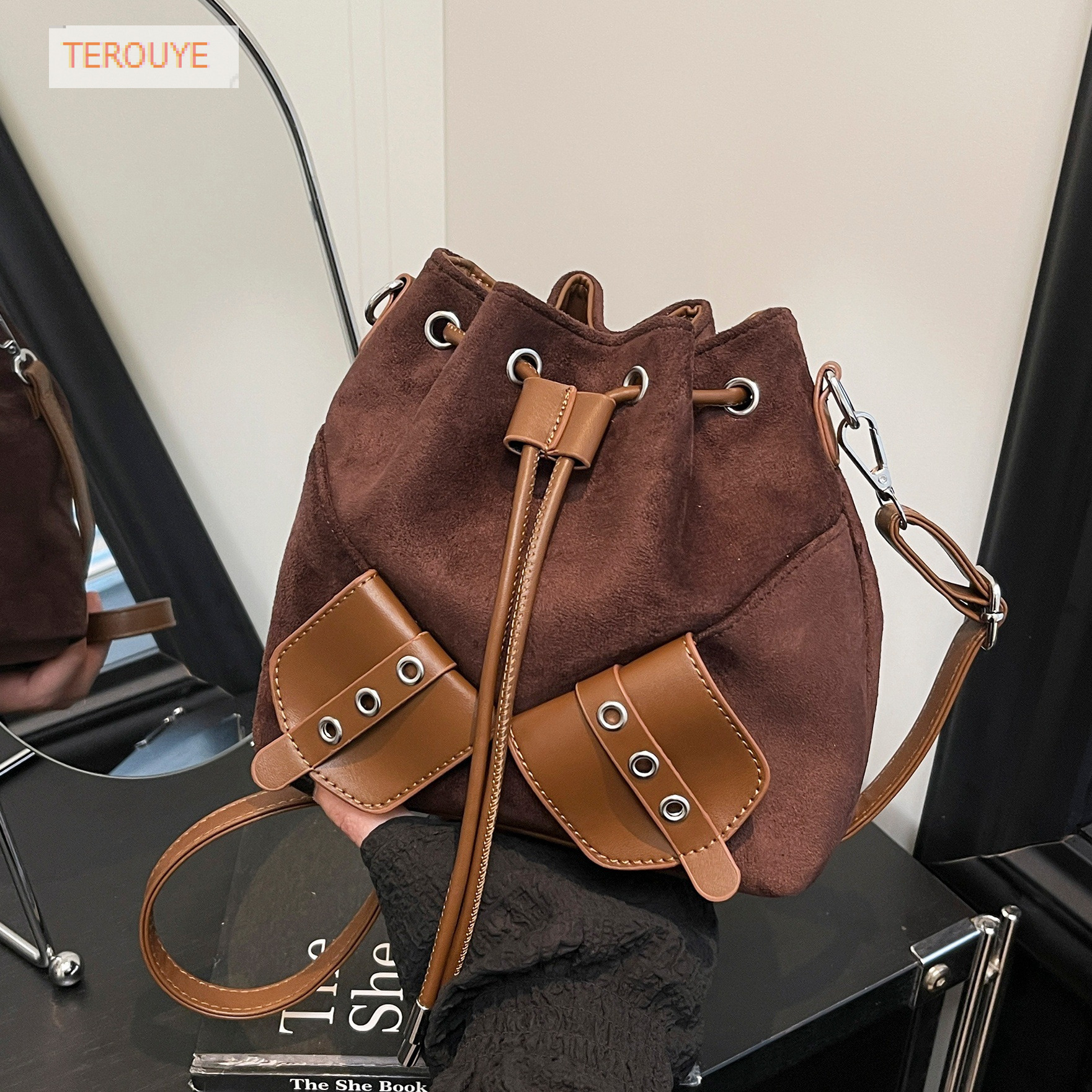 Trendy retro suede design handbag autumn and winter new fashion Korean style niche drawstring design bucket bag women's shoulder bag luxury desig