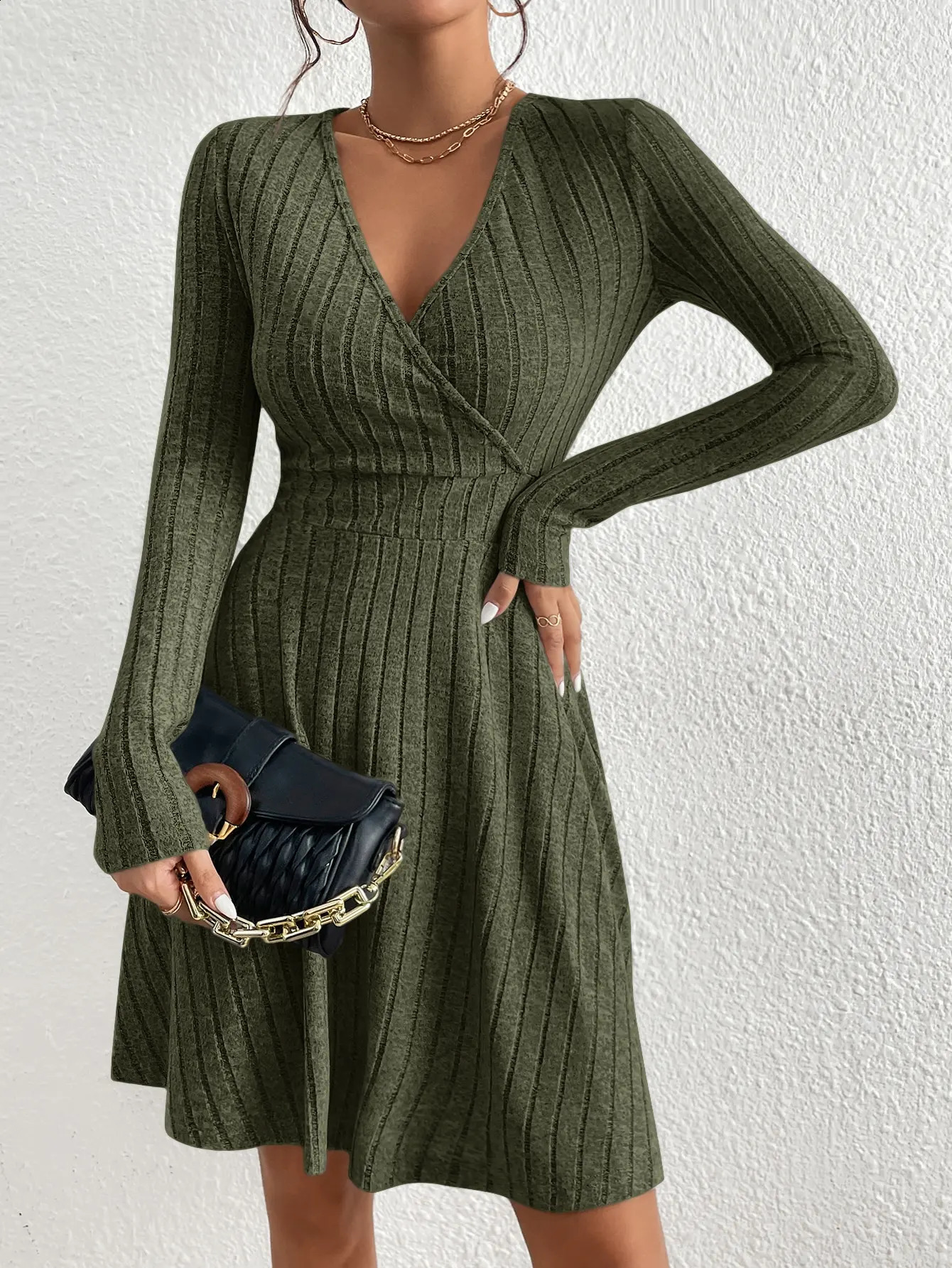 Autumn and Winter Vneck Sexy Waistline Aline Umbrella Skirt Big Swing Longsleeved Knit Dress 251022