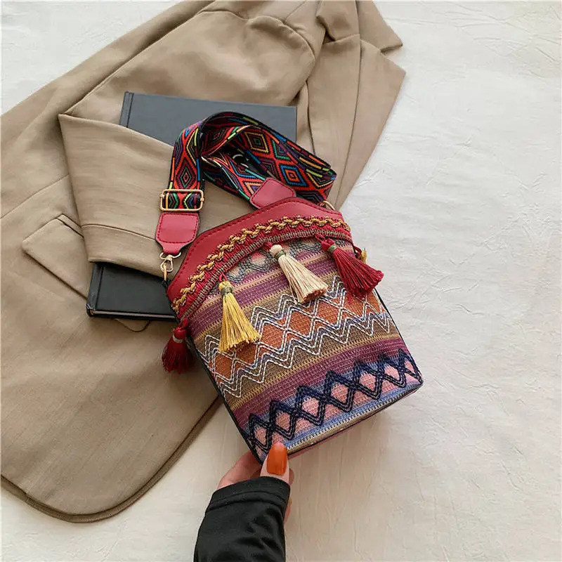 Bohemian Ethnic Style Niche n Woven Contrasting Tassel Bucket Diagonal Cross Single Shoulder Bag Womens Random Color 251018