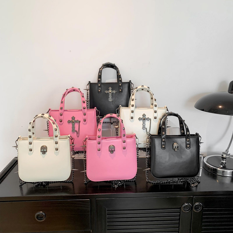 Luxury Brand Designer Bag Gothic Style Rivet Handbag For Women 2024 Winter New Motorcycle Style Skull And Crossbones Decor Crossbody Bag