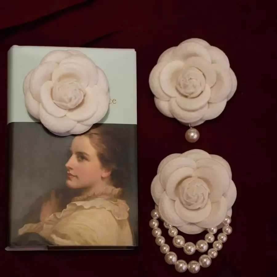 Versatile lia Classic Tweed Style French Vintage Brooch Pearl Chest Needle Pin NonSlip Fashionable Jewelry Accories Y251023