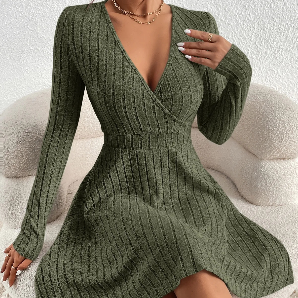 Autumn and Winter Vneck Sexy Waistline Aline Umbrella Skirt Big Swing Longsleeved Knit Dress 251022