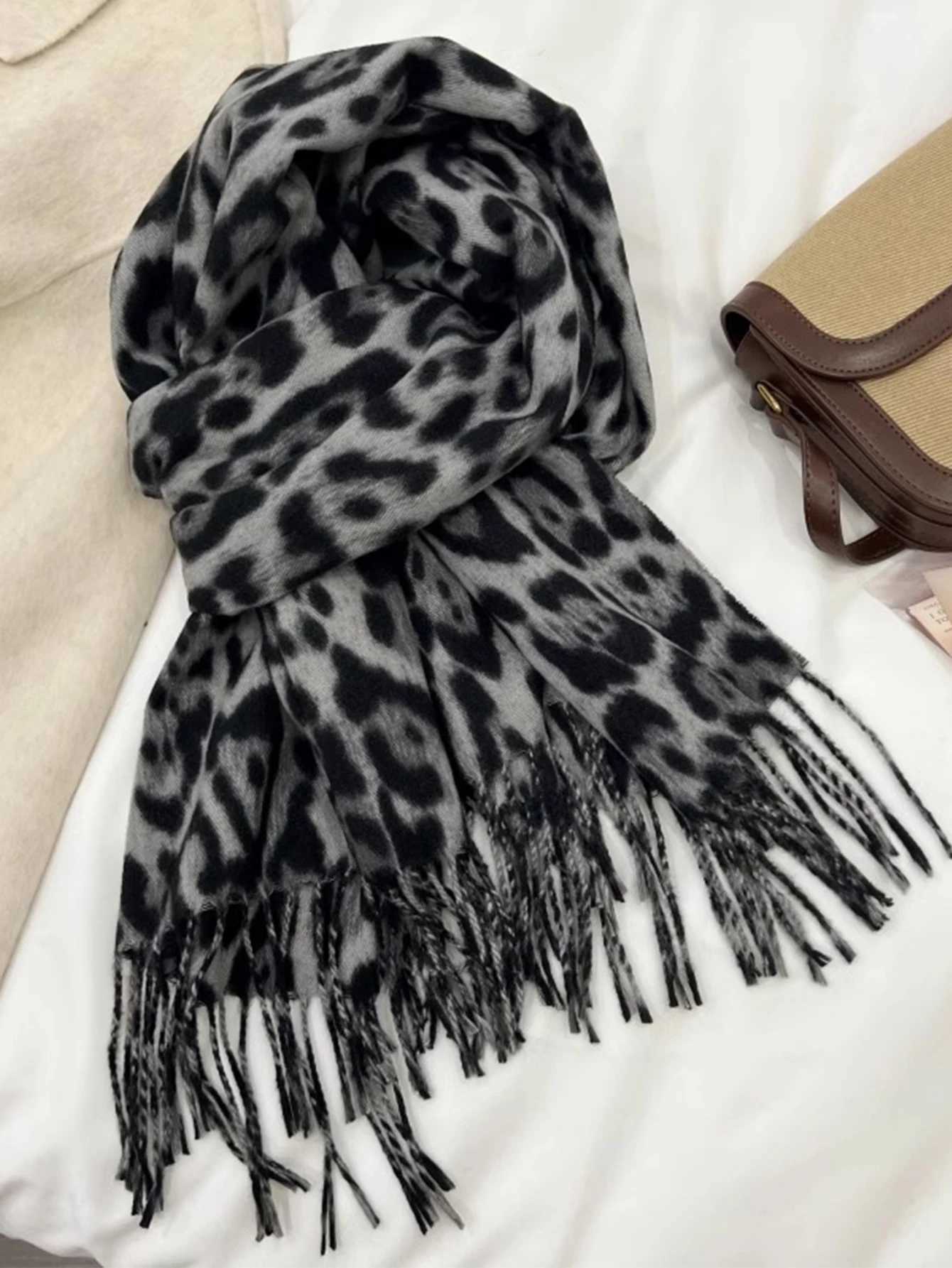 Autumn and Winter Imitation Cashmere Leopard Print Scarf Women Warm and Thick Scarf Retro Leopard Print With Tassel Large Shawl J251113