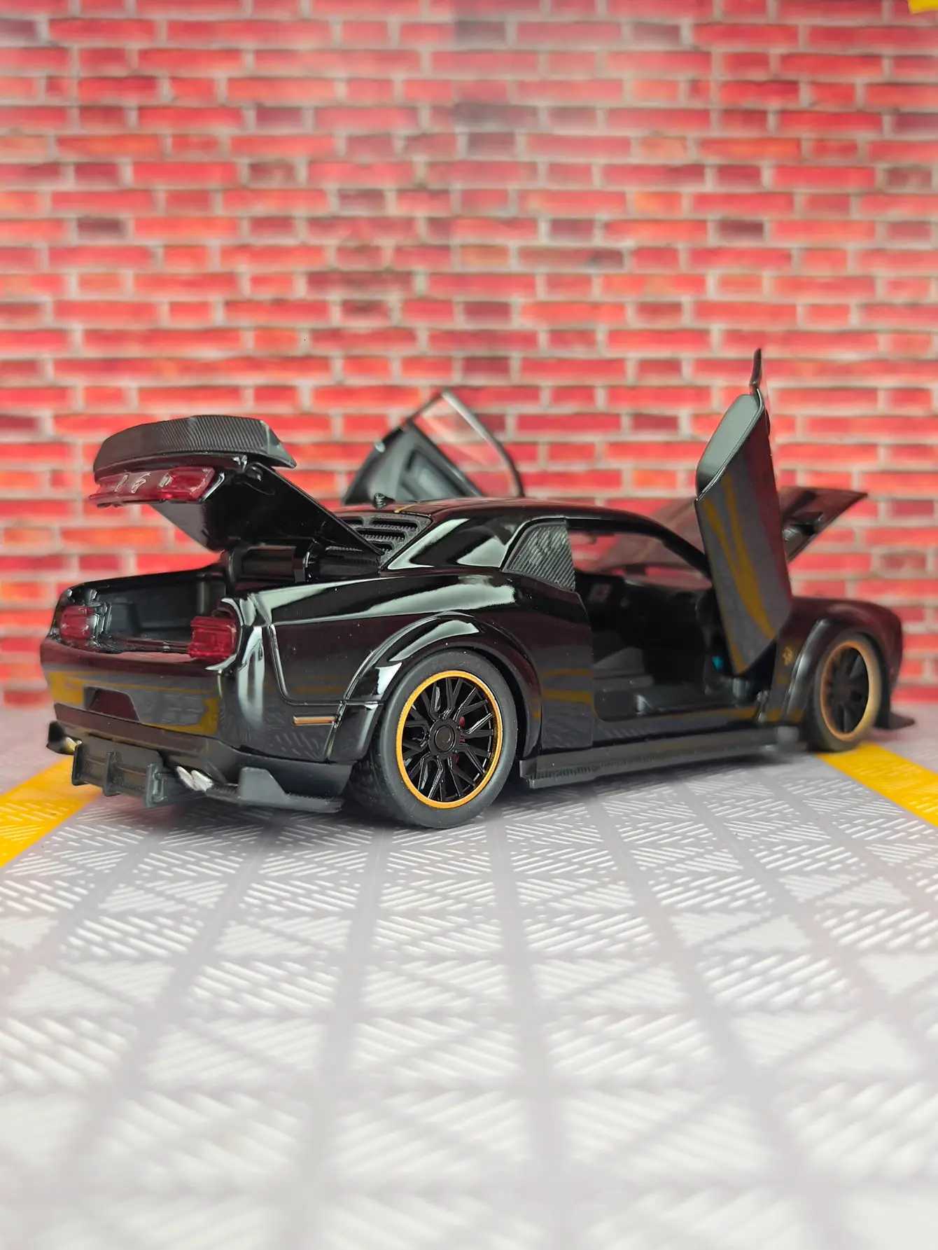 132 Dodge Hellcat SRT alloy car model acoustooptic toy can be given as a gift to children rich details fine workmanshipT251023