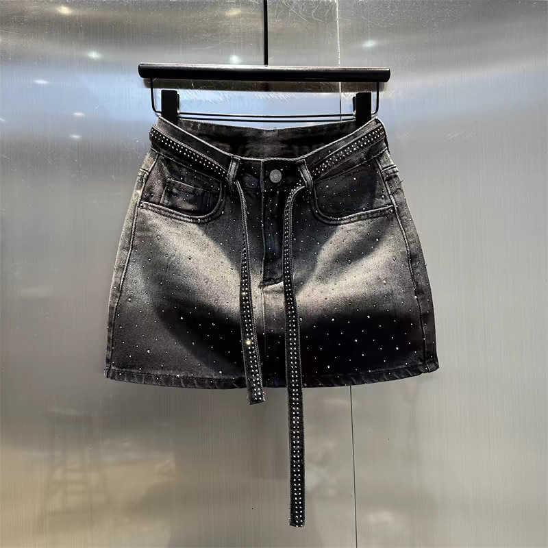 High-waisted A-line short skirt with retro gradient rhinestone decoration for plus-size women, summer fashion, slimming and figure-hugging.