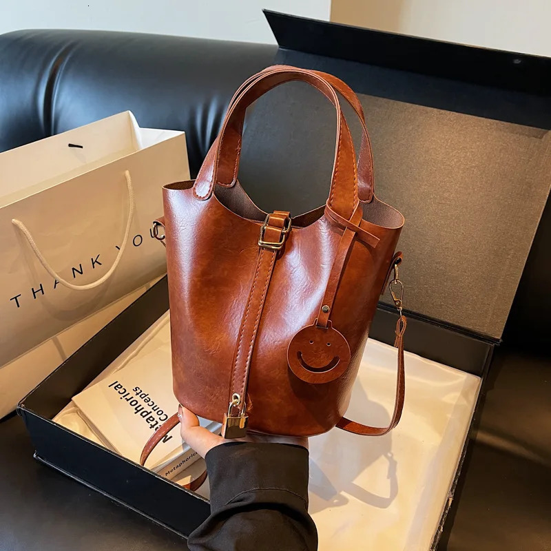 2025 Retro Womens SingleShoulder Trendy Autumn and Winter Fashion Bucket Bag Versatile Crossbody Shoulder 251018