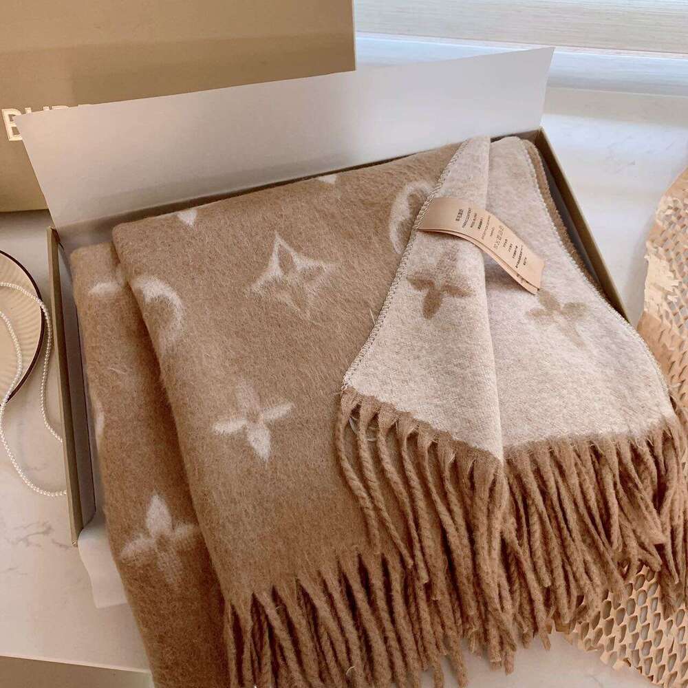 2025 High-End Double-Sided Cashmere Scarf for Women Letter Monogram Imitation Wool Neck Warmer Shawl with Tassels