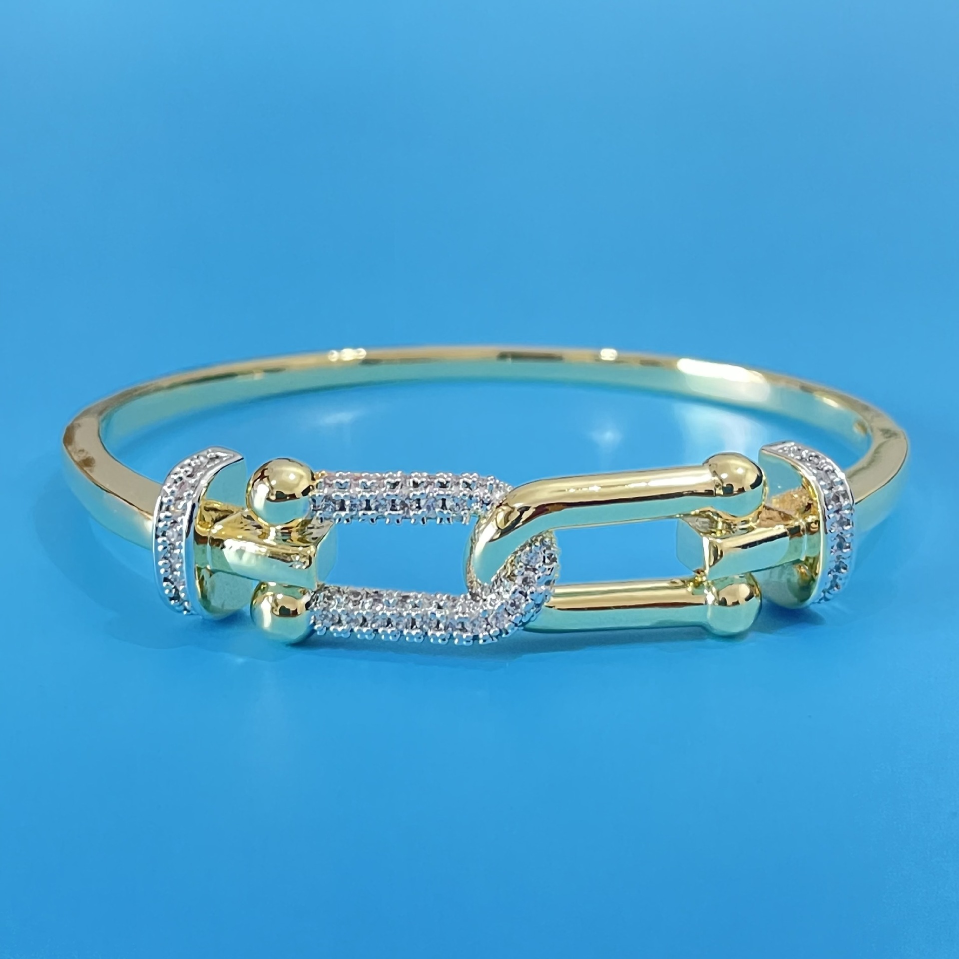 Designer bracelet Charm bracelet 18k white gold U-shaped twisted cross horseshoe buckle bracelet high-end bracelet adjustable free shipping