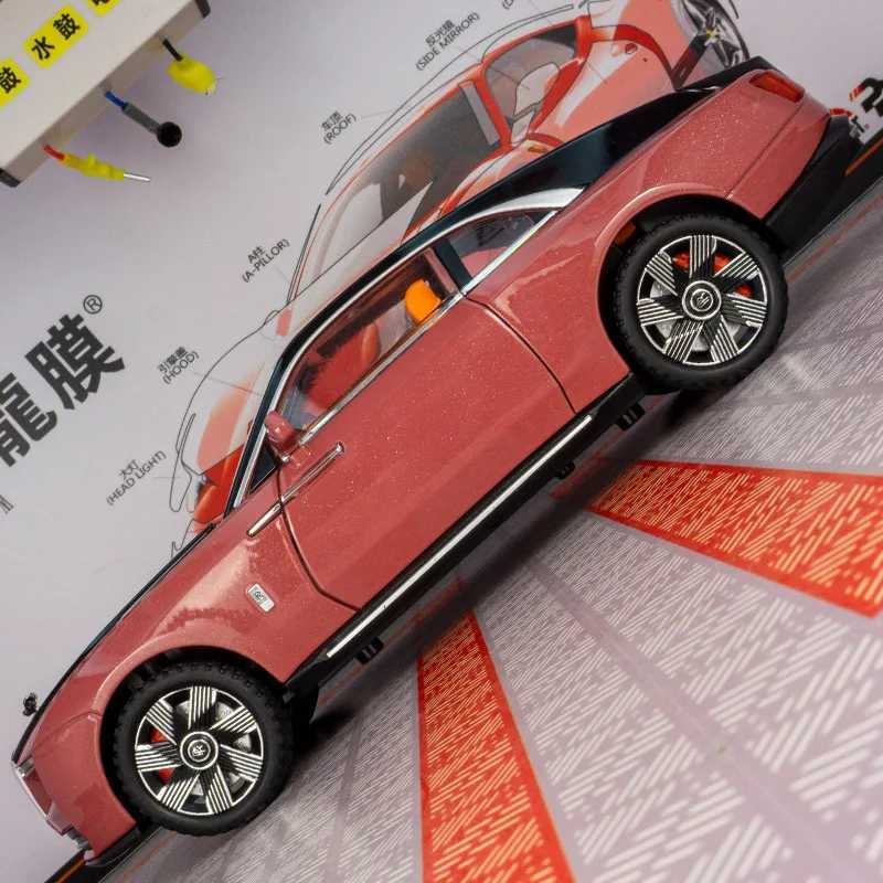 124 RollsRoyce alloy car model doors on both sides that can be opened and the front hood and trunk door can also be openedT251023