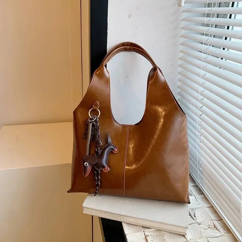 Magnetic Buckle Casual Tote Bags Interior Compartment Solid Soft Large Capacity Bags for Women Zipper Womens Handbags 251021