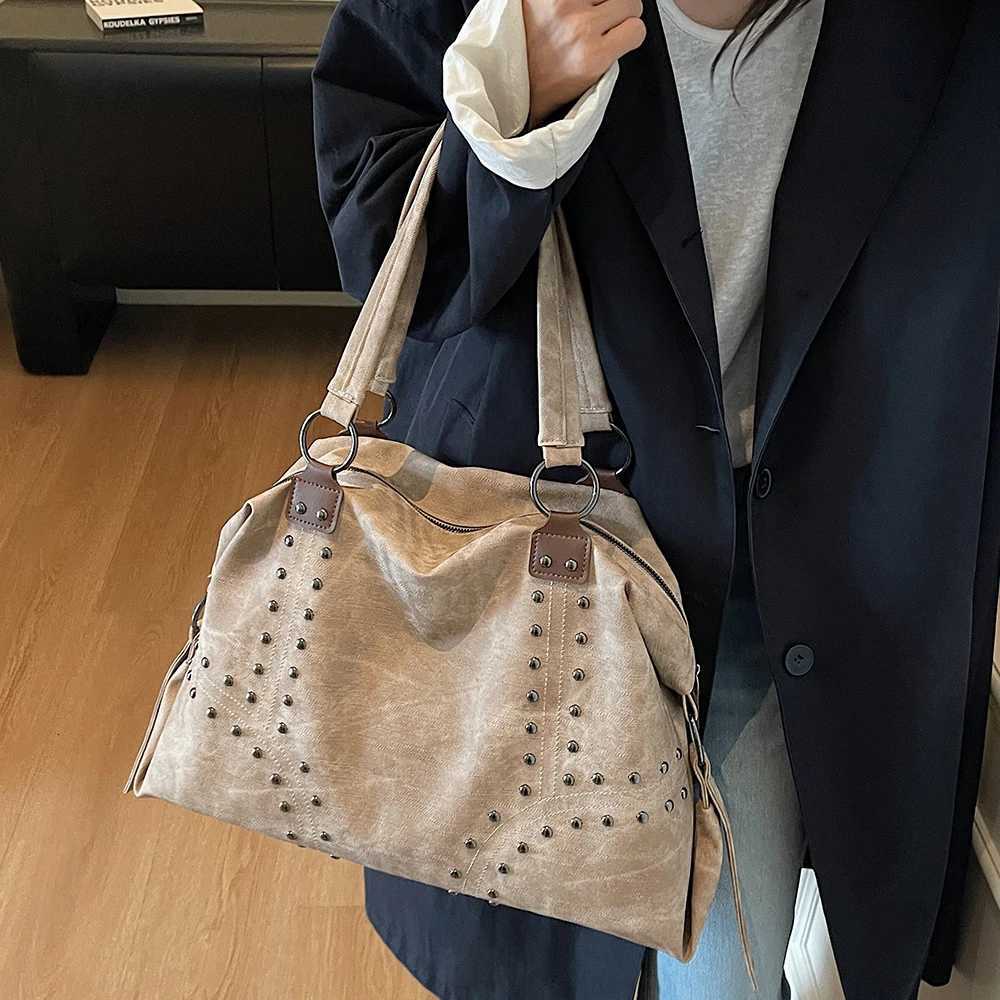 AutumnWinter Retro Commuter Single Shoulder Bag for Women 2025 New Rivet Tote Bag Large Capacity Travel HandbagL251023