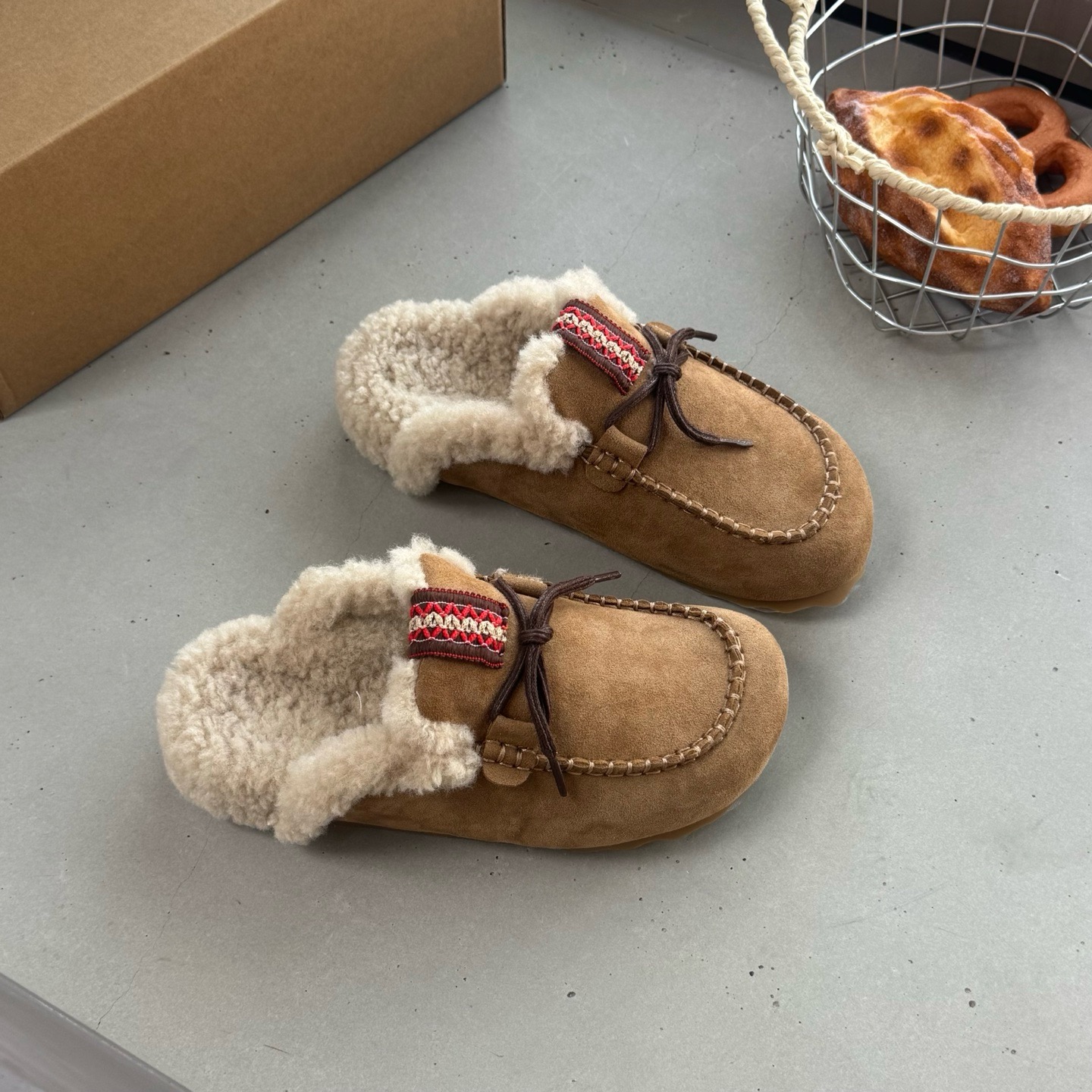 Free shipping designer slippers for womens flat slippers brown khaki Fashionable and versatile thick soled anti slip and plush thick cotton slippers