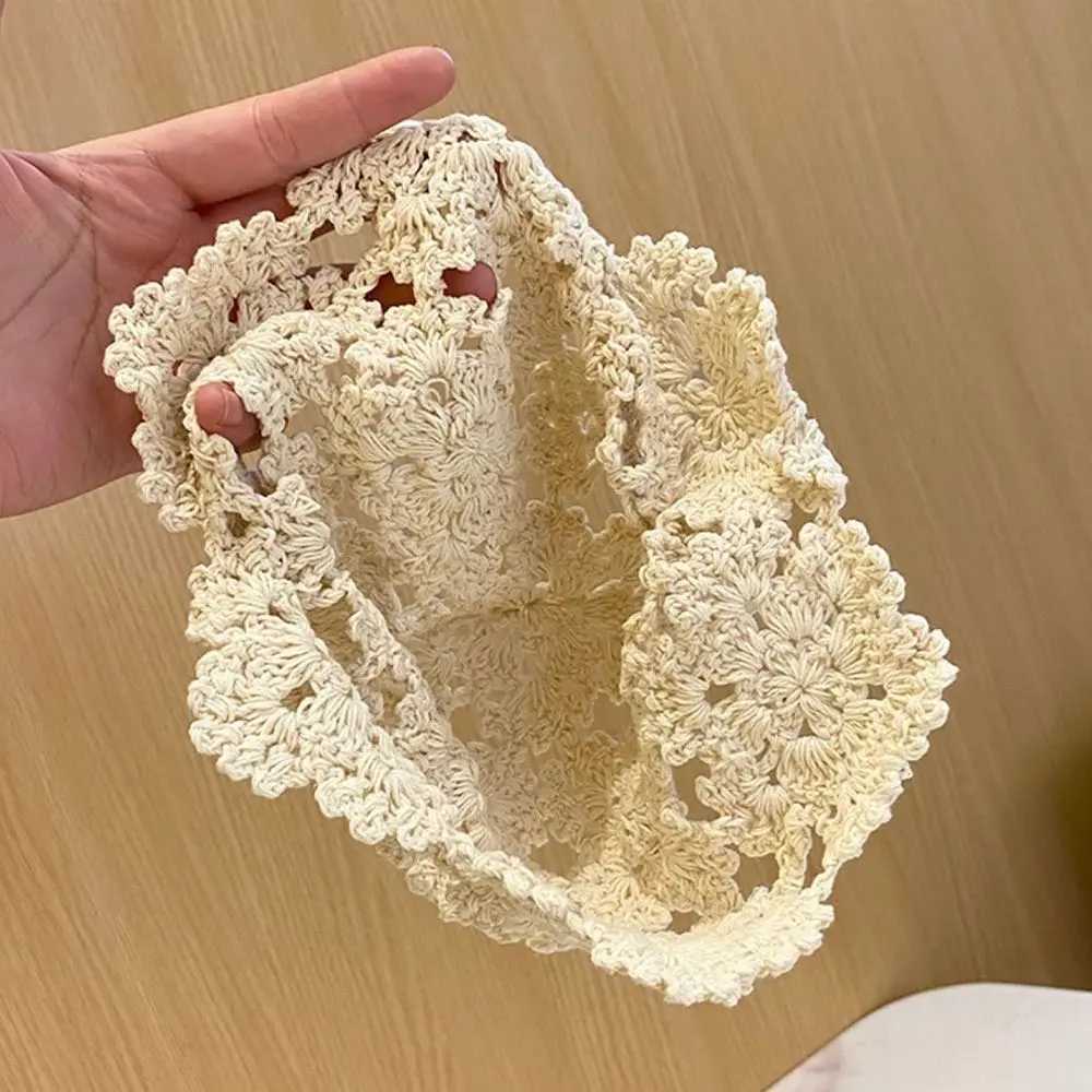 Autumn Winter Knitted Hat Hollowed Out Knitted Hat Flowers Lace Beret Fashion Casual Sklies Hat for Wen Bonnet Hat W251023