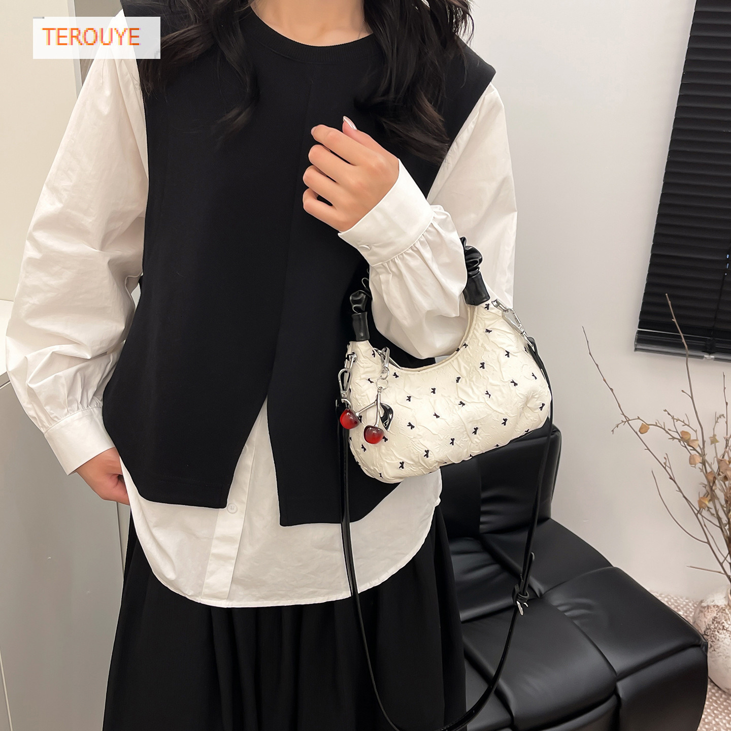Wrinkled Bubble Bow Handbag Autumn/Winter New Cherry Pendant Cute and Unique Design Underarm Bag Women's Shoulder Bag Luxury Designer Bag
