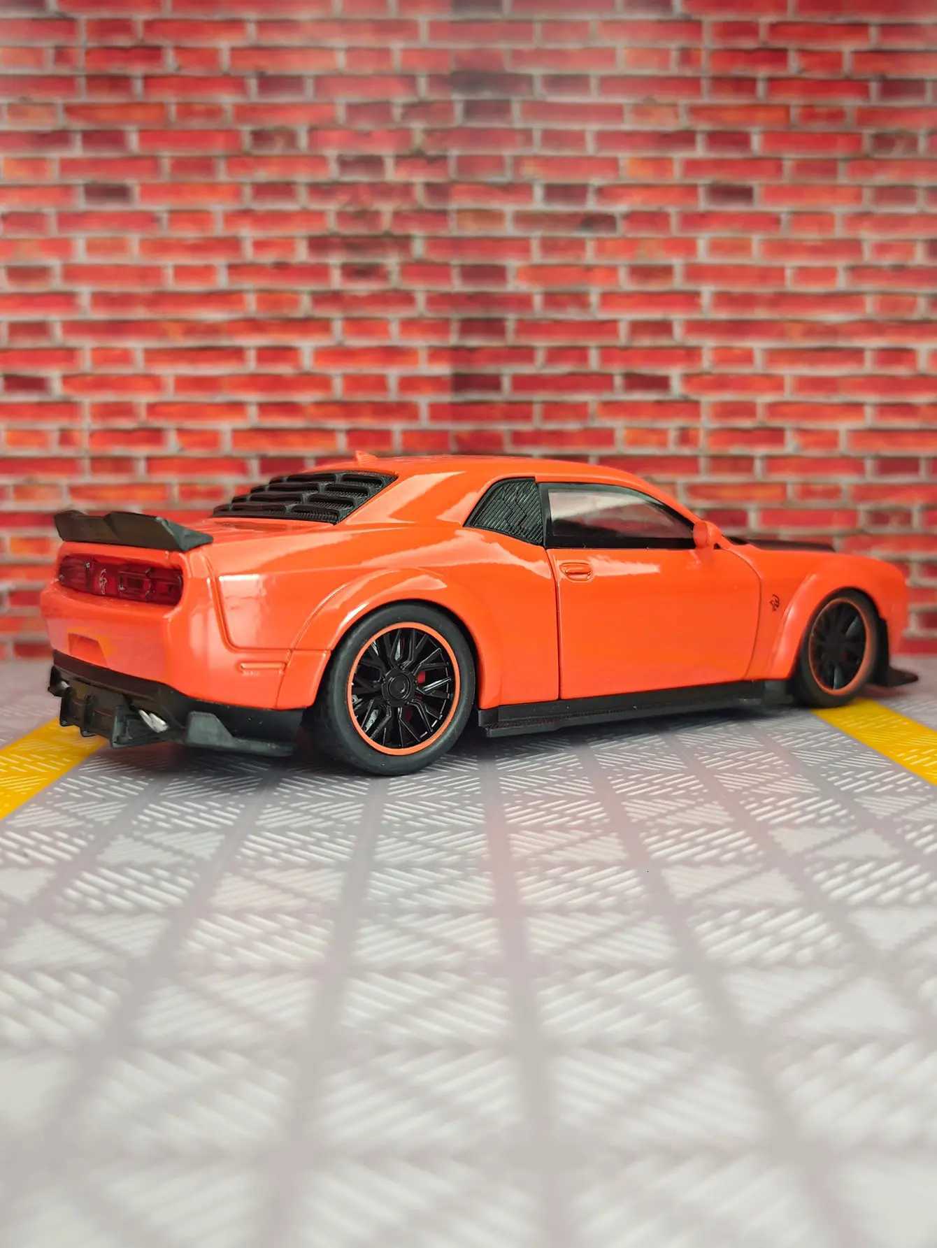 132 Dodge Hellcat SRT alloy car model acoustooptic toy can be given as a gift to children rich details fine workmanshipT251023