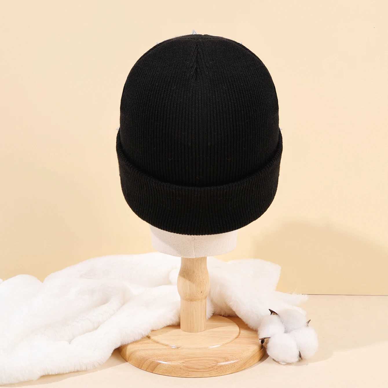 AutumnWinter Mens and Womens HoodiesMultiple Colors Riveted Woolen Hats Warm Knitted HatsTrendy Street Style BeaniesXJ251023