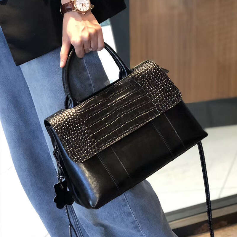 Luxury bag Fashion Genuine Leather New Handbag Tote for Women Commuting Versatile Large Capacity High end Feel Single Shoulder Crossbody Bag