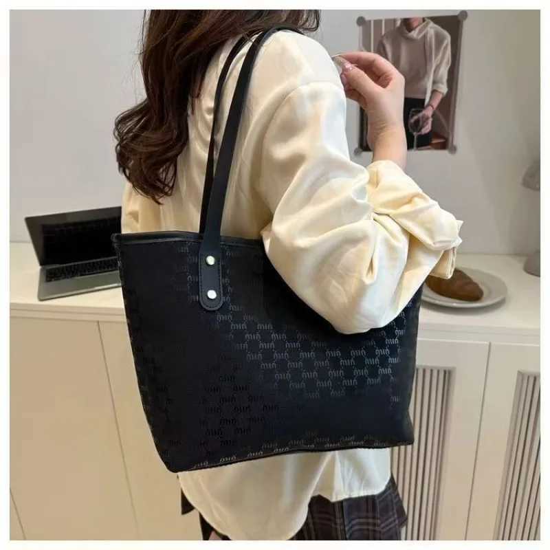 Luxurytextured Tote Handbag for Women 2025 Summer New Design Large Capacity Checkered Shoulder Bag Trendy Underarm BagL251023