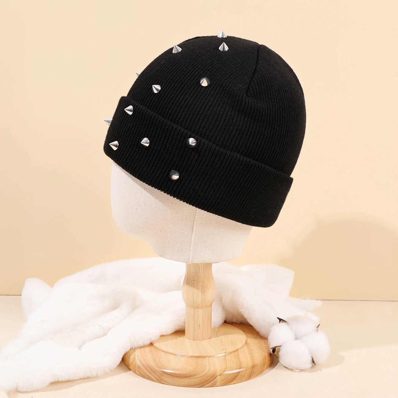 AutumnWinter Mens and Womens HoodiesMultiple Colors Riveted Woolen Hats Warm Knitted HatsTrendy Street Style BeaniesXJ251023
