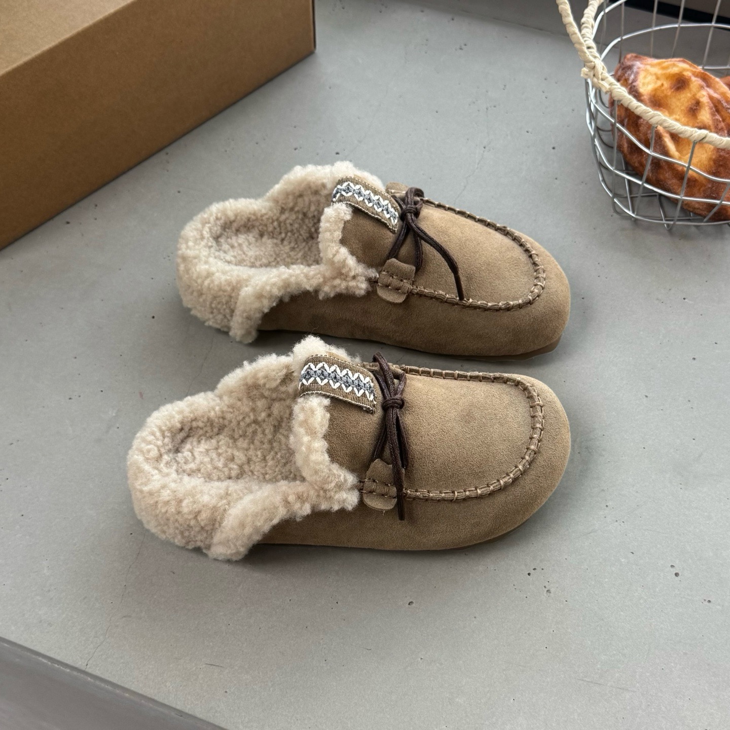 Free shipping designer slippers for womens flat slippers brown khaki Fashionable and versatile thick soled anti slip and plush thick cotton slippers