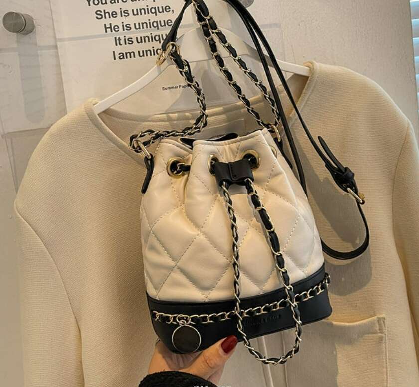 Designer Bags New Hot Selling Lingge Embroidered Thread Popular Versatile Chain Crossbody Small Design Bucket Bag Free Labubu Pendant As A Gift
