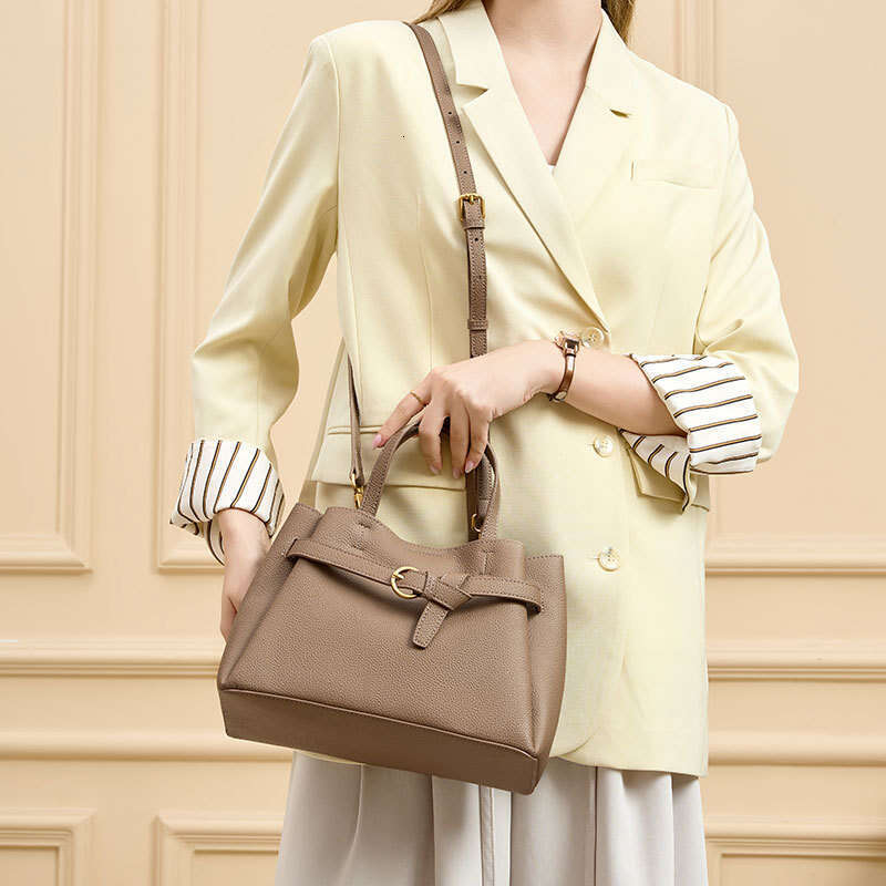 Luxury bag Commuting Crossbody Light Fashion Single Shoulder Genuine Leather Tote Bag Large Capacity Versatile High end New Women s Handbag