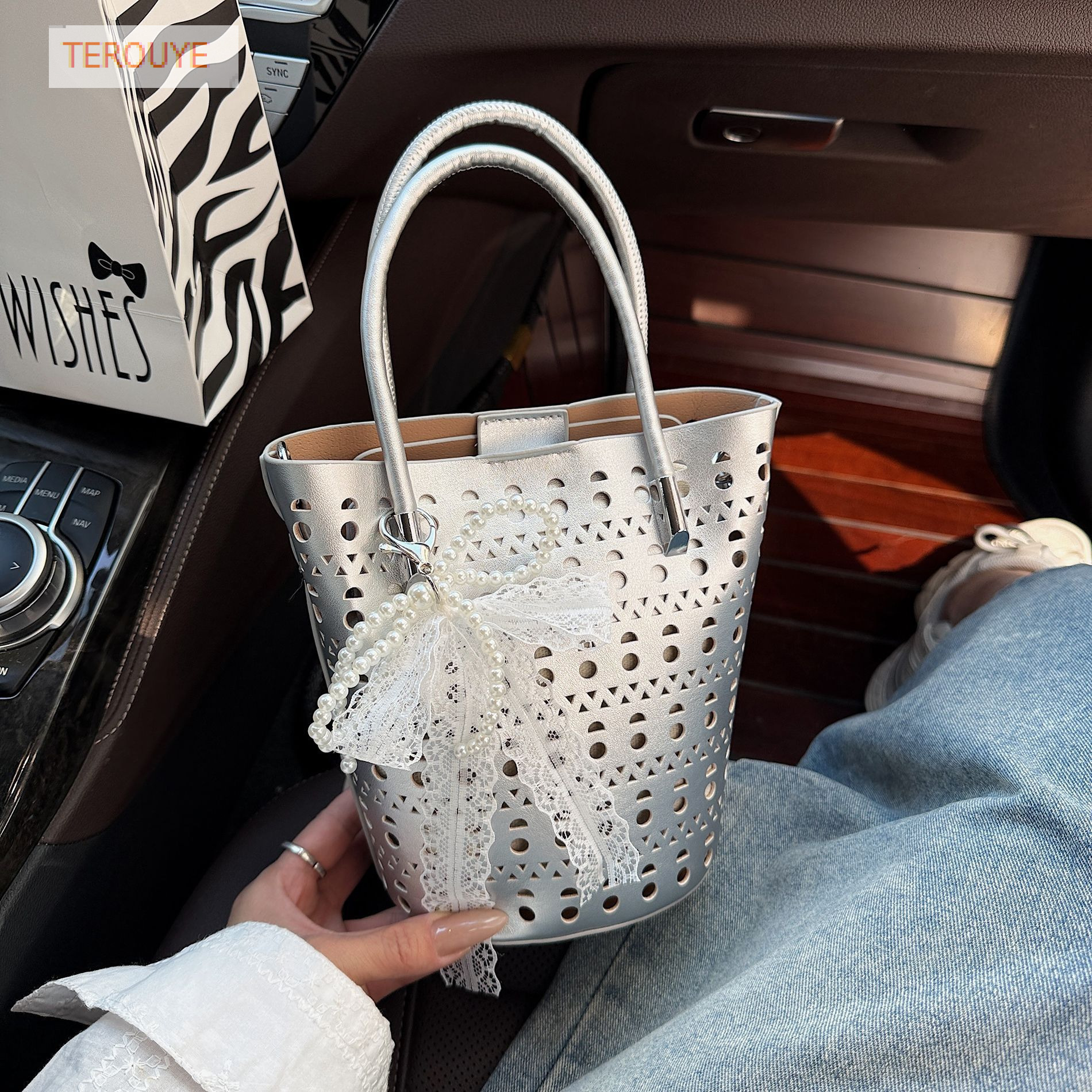 Hollow out fashion bucket bag, Korean style niche fashion, autumn and winter new trend, casual and simple style, women's shoulder bag, luxurious 