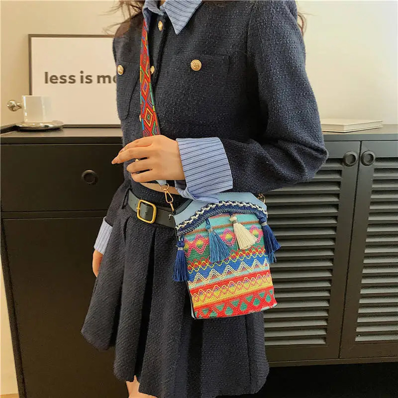 Bohemian Ethnic Style Niche n Woven Contrasting Tassel Bucket Diagonal Cross Single Shoulder Bag Womens Random Color 251018