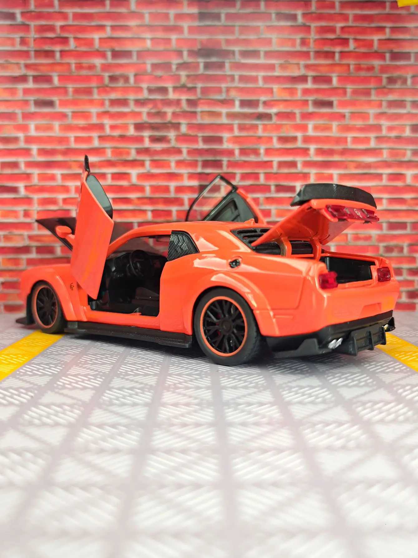 132 Dodge Hellcat SRT alloy car model acoustooptic toy can be given as a gift to children rich details fine workmanshipT251023