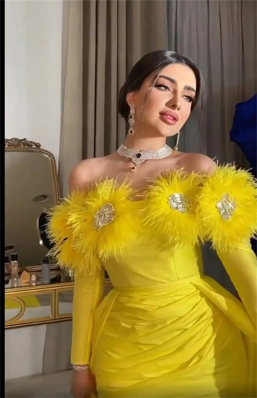 Customized Mermaid Yellow Satin Long Sleeves Prom Dresses Off the Shoulder Feathers Floor Length Evening Party Dress 251020