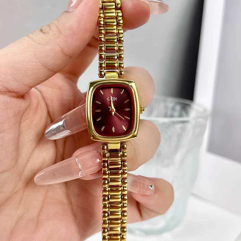 Bracelet Watch Retro TV niche highend Gold Watches steel strip Waterproof Small Dial Womens Fashion Quartz Clock WristwatchesL251023