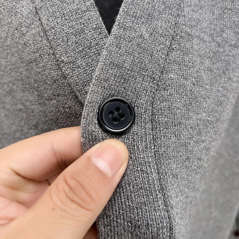 Quality Mens VNeck Knit Cardigan Autumn Winter Solid Color Double Pocket Sweater Coat Casual Commute Menswear Top 251015