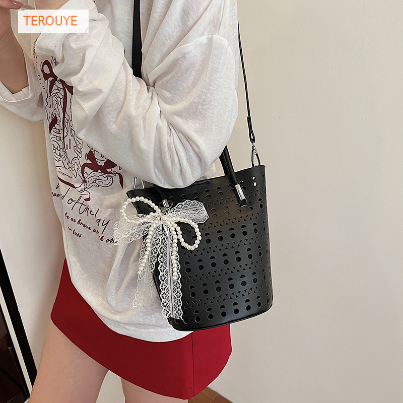Hollow out fashion bucket bag, Korean style niche fashion, autumn and winter new trend, casual and simple style, women's shoulder bag, luxurious 