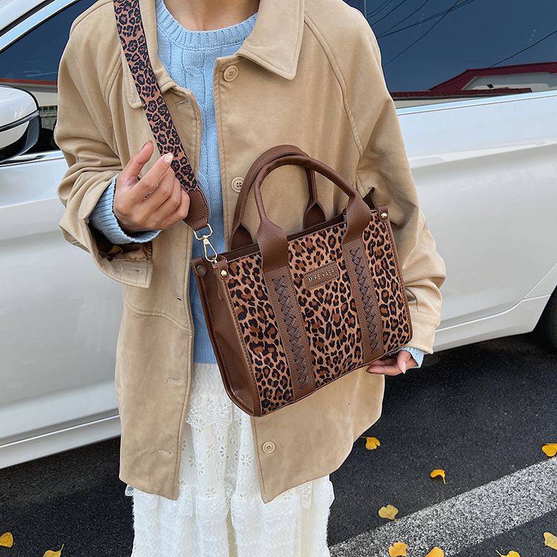 Luxury Brand Designer Bag Niche Design Fashion Leopard Print Handheld Tote Bag For Women 2025 New Large Capacity Shoulder Crossbody Bag