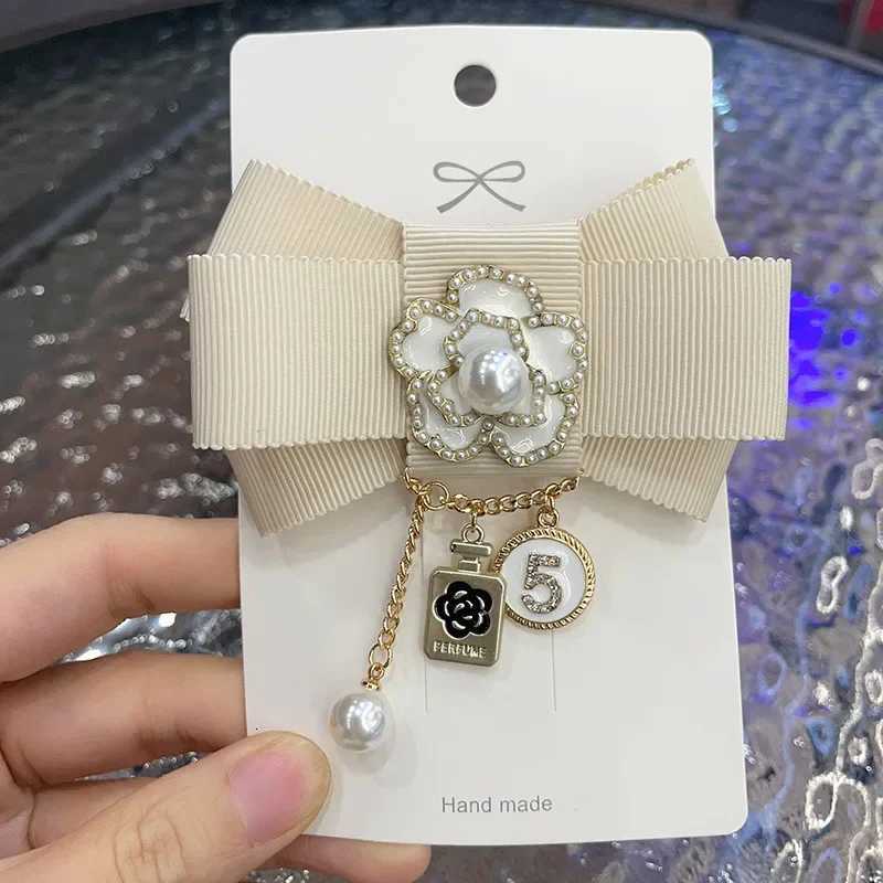 Korean Fashion Fabric Art Bow Tie Pearl lia wer Brooches for Wen Suit Sweater Badge Wedding Party Corsage Brooch Pins Y251023