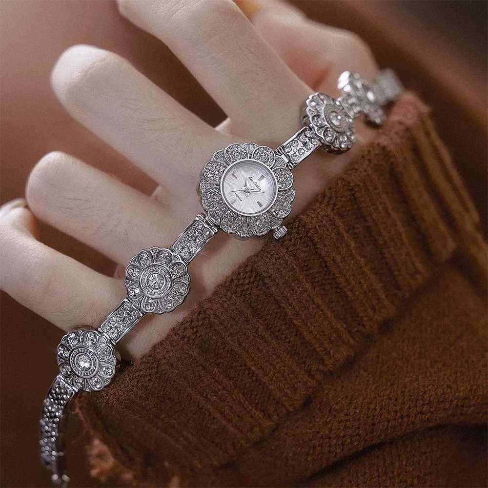 BS Exquisite Flower Bracelet Watch Woman Vintage Classic Retro Quartz Womens Wristwatch Light Luxury Elegant GiftL251023