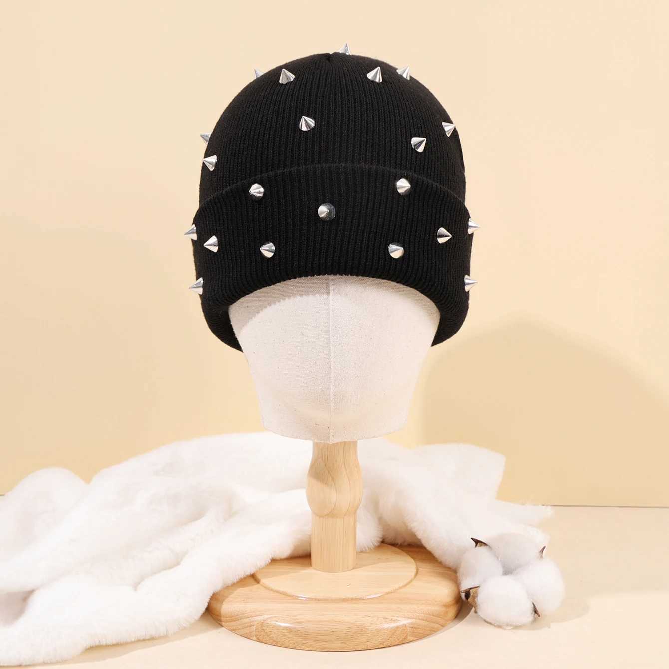 AutumnWinter Mens and Womens HoodiesMultiple Colors Riveted Woolen Hats Warm Knitted HatsTrendy Street Style BeaniesXJ251023