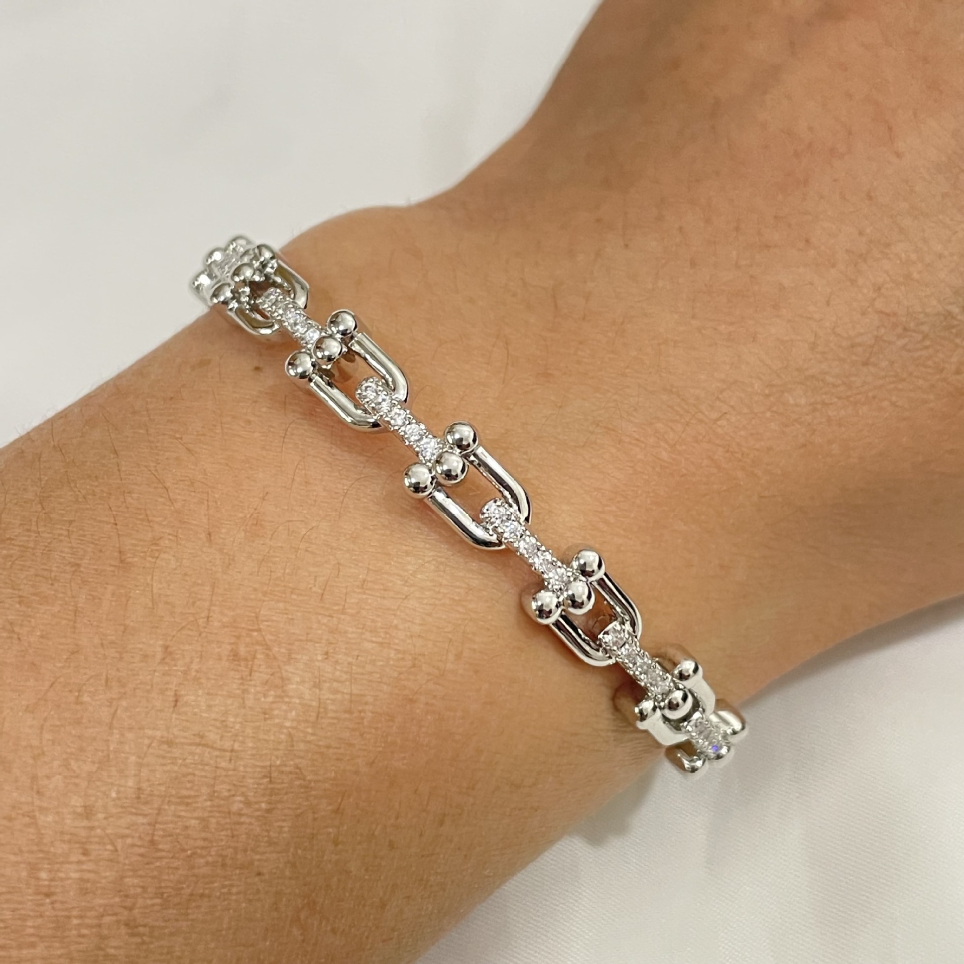 Designer bracelet Charm bracelet 18k white gold U-shaped twisted cross horseshoe buckle bracelet high-end bracelet adjustable free shipping