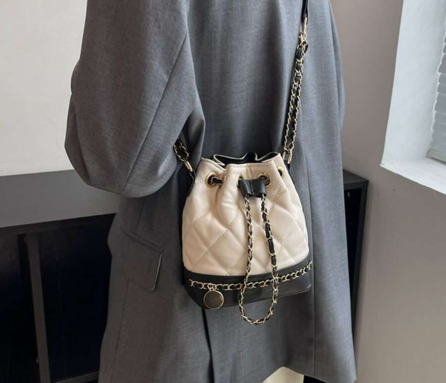 Designer Bags New Hot Selling Lingge Embroidered Thread Popular Versatile Chain Crossbody Small Design Bucket Bag Free Labubu Pendant As A Gift