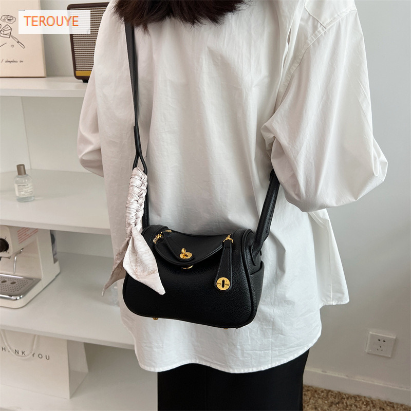 French niche design handbag autumn and winter new fashion texture style scarf design women's shoulder bag elegant luxury designer bag