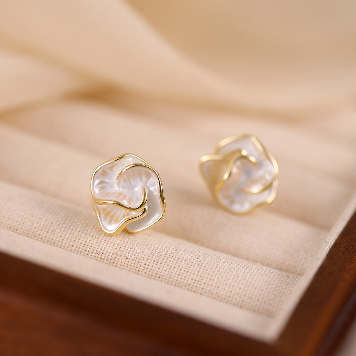 Designer earrings Retro luxury camellia earrings for women, pearl zircon earrings, 925 silver needle design free shipping diamond earrings