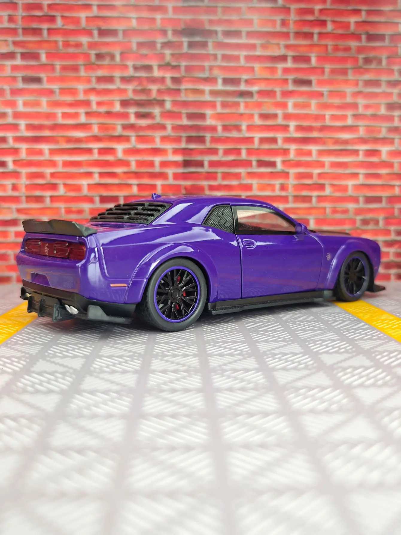 132 Dodge Hellcat SRT alloy car model acoustooptic toy can be given as a gift to children rich details fine workmanshipT251023