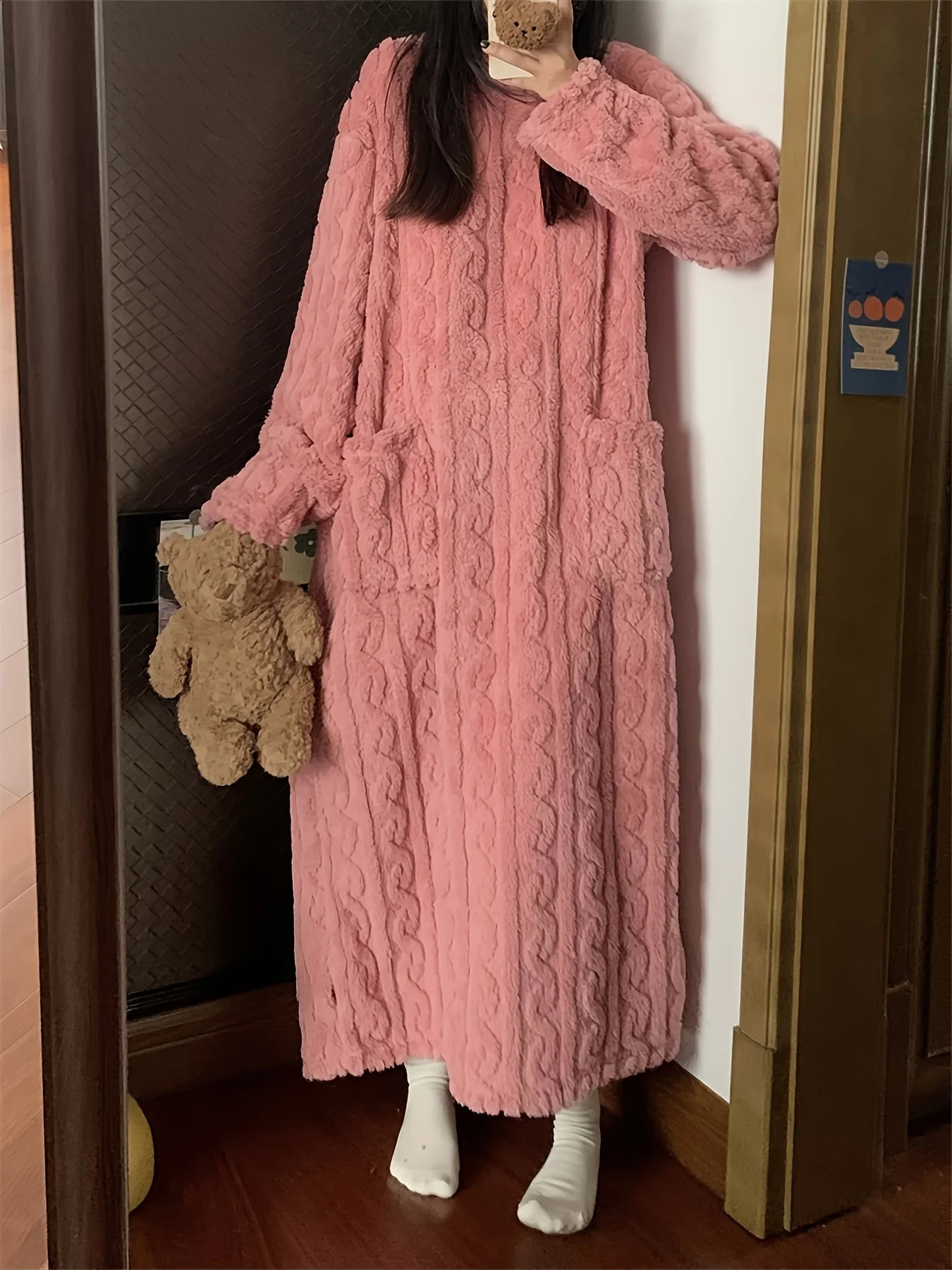 Comfortable solidcolored velvet jacquard home dress warm and thick longsleeved roundneck loose garment 251022