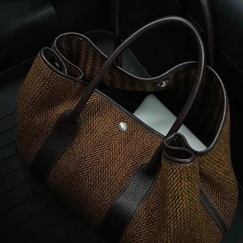 Autumnwinter New Women Bag with Fashionable Temperament Single Shoulder Handheld Large Bags Simple and Versatile BackpacksL251023