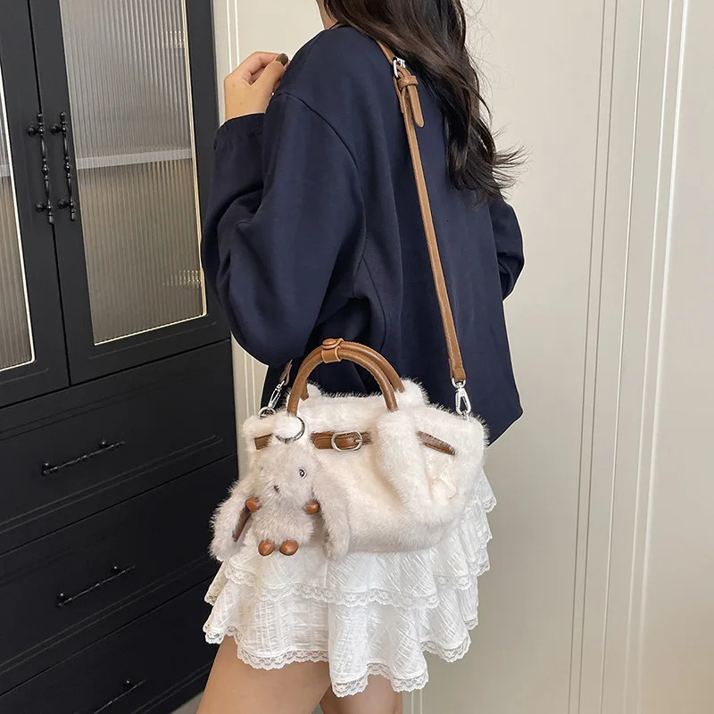 Women Shoulder Crossbody Bag Faux Fur Mini Bucket Plush Handbag Fashion Large Capacity Tote 251018