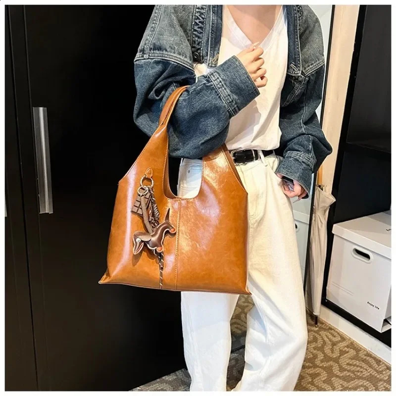 Magnetic Buckle Casual Tote Bags Interior Compartment Solid Soft Large Capacity Bags for Women Zipper Womens Handbags 251021